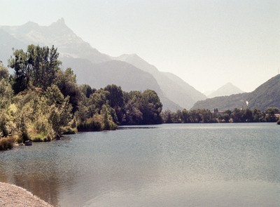 Monthey (VS), étang des Mangettes, ordures ménagères et déchets chimiques, de 1961 à 2000. Photo © Solène Hoffmann