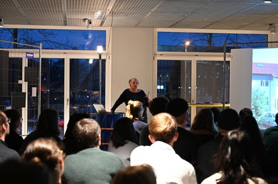 Do Not Carry Your Flag Too Low, conférence de Jos Boys. Photo : Solène Hoffmann